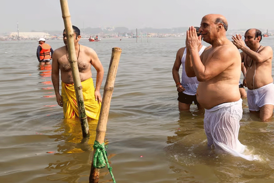 Rajnath Singh Visits Maha Kumbh and Takes Holy Dip At Triveni Sangam