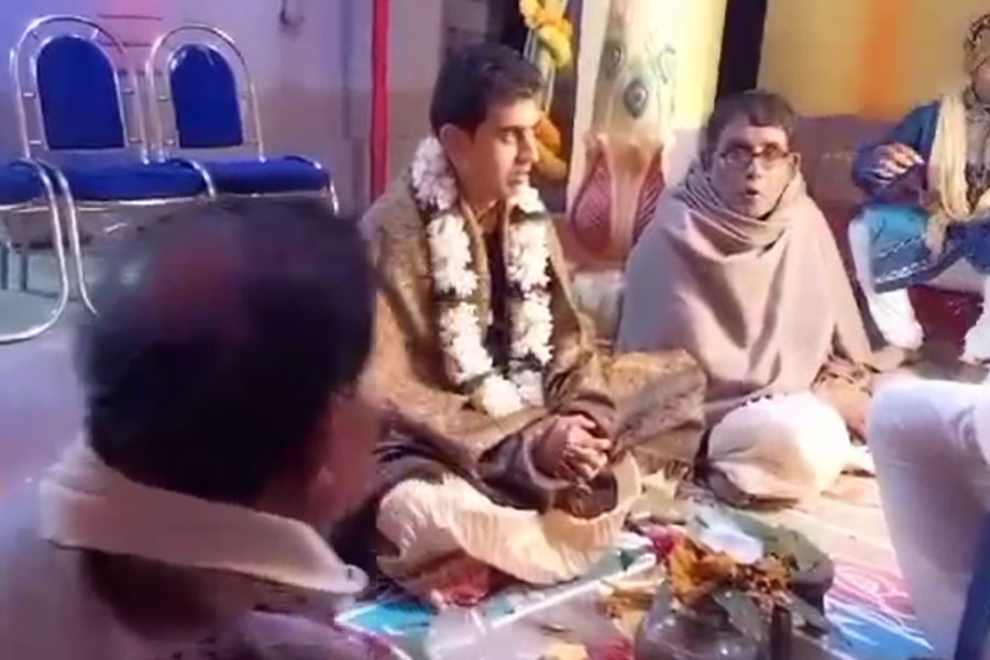 Offbeat News: Two priests involved in brawl during wedding in Manteswar, Bardhaman, video goes viral