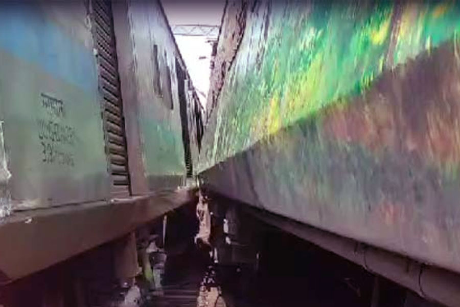 Tirupati Express derailed at Shalimar