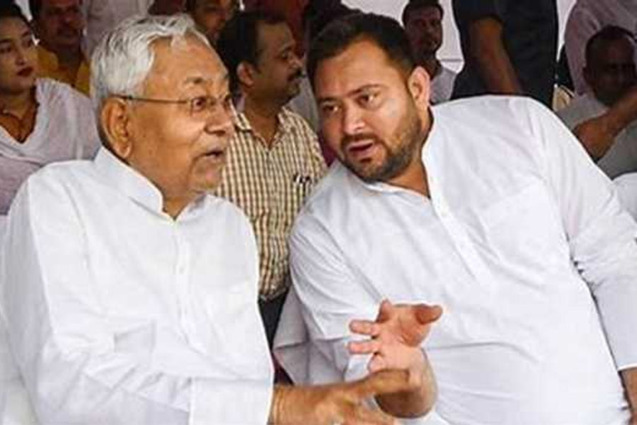RJD slams Nitish Kumar over women's dress remark