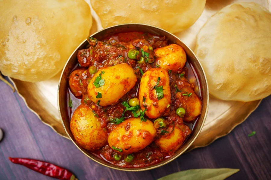 Saraswati Puja Bhog Recipe: Hinger Kochuri with Alur Dam