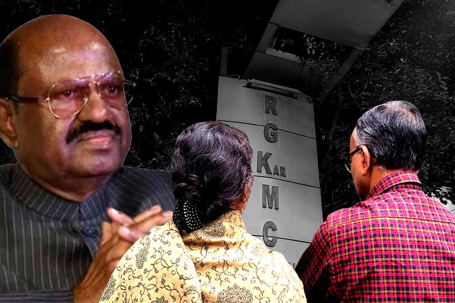 RG Kar Case: Lady doctor's parents meets with governor C V Ananda Bose