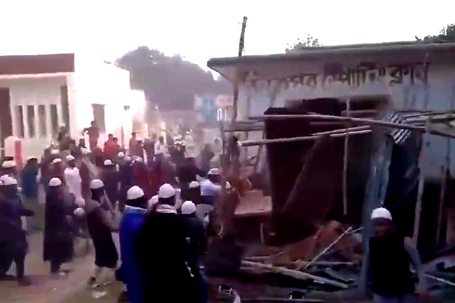 বাংলাদেশে নারী বিদ্বেষ! ফুটবল মাঠে তাণ্ডব ‘মৌলবাদী’দের