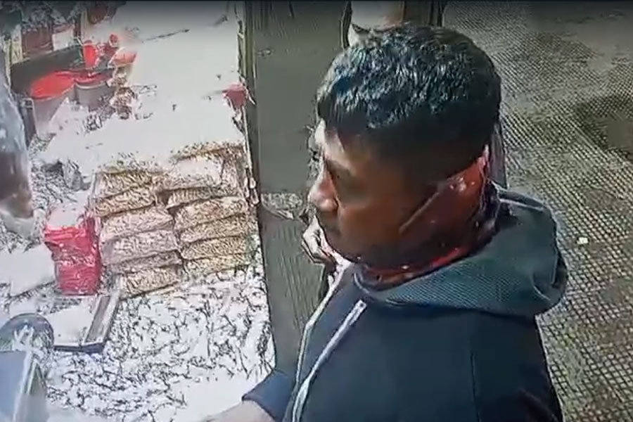Young man's novel fraud in Bangaon market