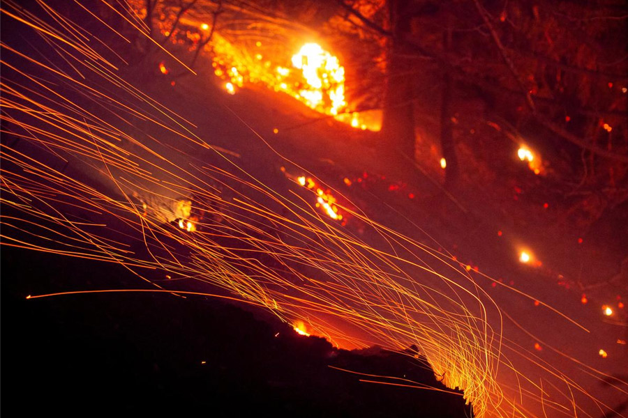 Death toll rises in California fire, Harry-Meghan met victims