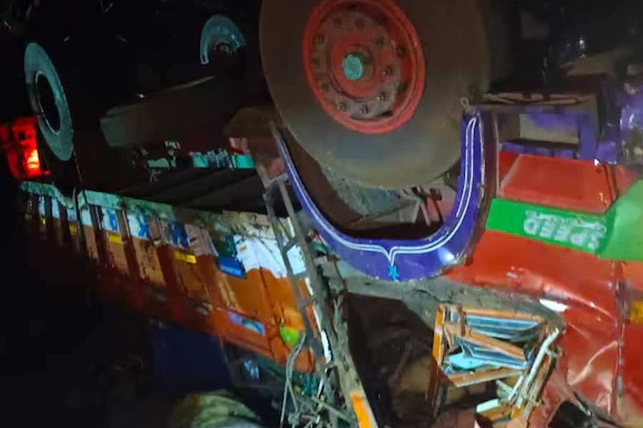 8 dead after fruit truck overturns in Karnataka