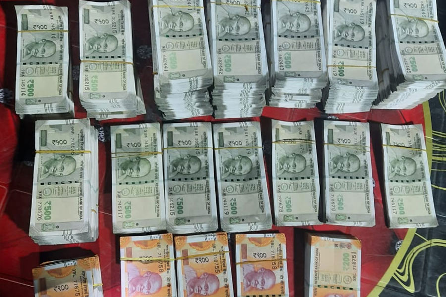 Fake notes found from Karnataka police fooled after counting