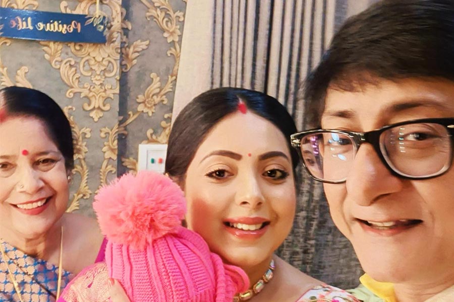 Kanchan-Sreemoyee wishes Happy New Year 2025 with daughter