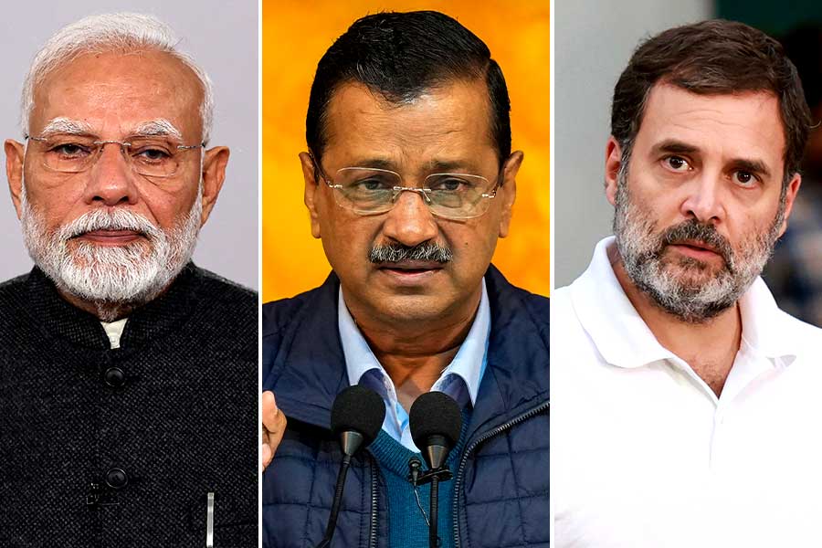 Delhi Election: Narendra Modi and Rahul Gandhi attacks Arvind Kejriwal in same issue
