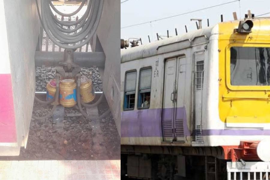 Drum carried into the cables between two coaches of local train illegally, passengers allege