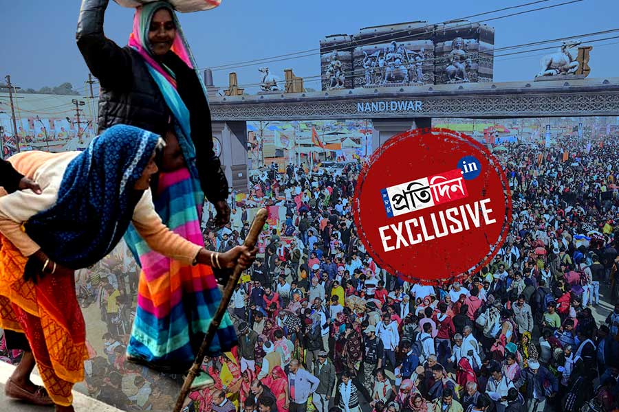 দীর্ঘ পথ হেঁটে ত্রিবেণী সঙ্গমে মহাকুম্ভের তীর্থযাত্রীরা