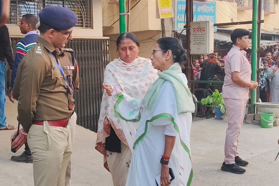 Mamata Banerjee at Dulal Sarkar's house in Maldah