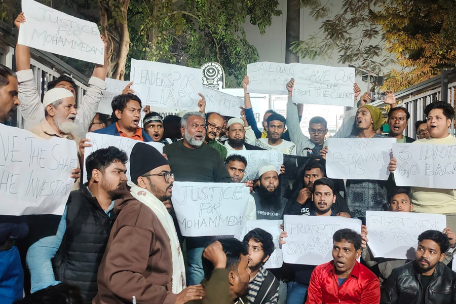Huge protest at Mohammedan Sporting Club seeking resignation