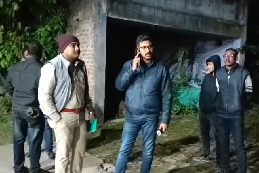 Naihati shot at wife, husband arrested