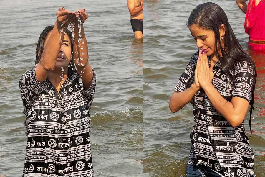 Poonam Pandey takes holy dip in Maha Kumbh 2025
