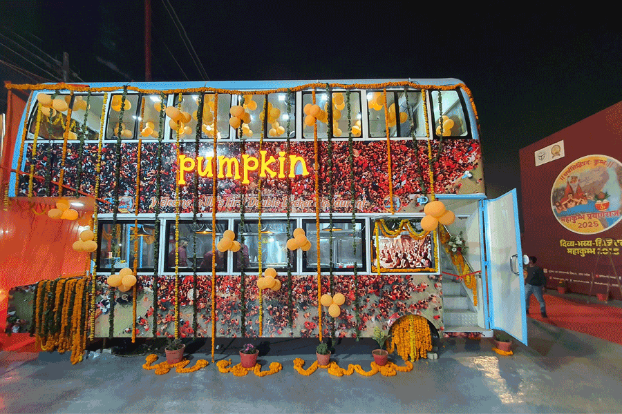 Uttar Pradesh first double-decker bus restaurant opened in Mahakumbh