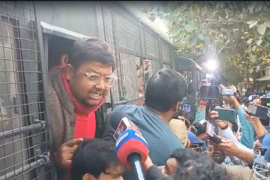 Huge chaos, lathi charge at vikas bhawan abhiyaan by sfi