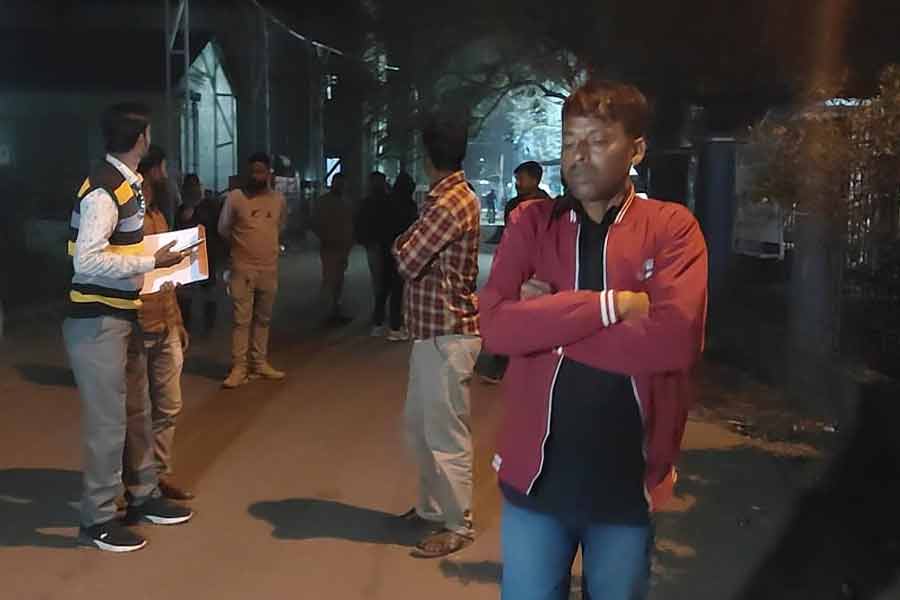 Employees of electricity department thrashed while collecting bills in Suri