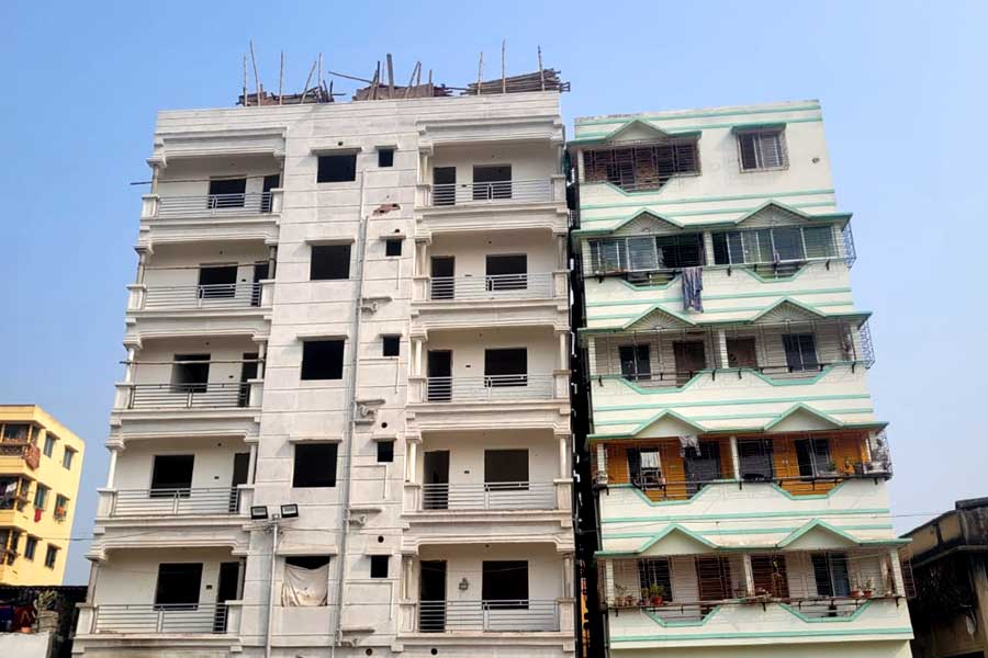 Tangra: Police face protest while demolishing leaning building