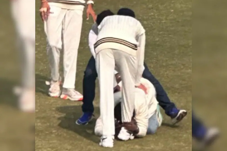 Fan touches Virat's feet, Kohli wants to eat chili paneer for lunch