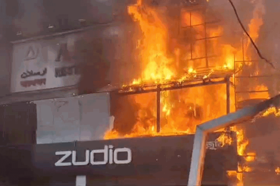 Huge fire broke out in Barackpore shopping mall