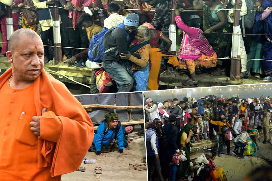 মহাকুম্ভে ‘অমৃত স্নান’-এ হুড়োহুড়ি, পদপিষ্ট হয়ে মৃত্যু! কাঠগড়ায় যোগী সরকার