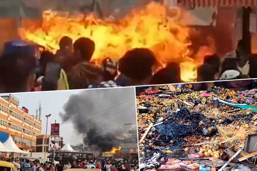 ব্যস্ত সময়ে শিয়ালদহ স্টেশনের বাইরে ভয়াবহ আগুন