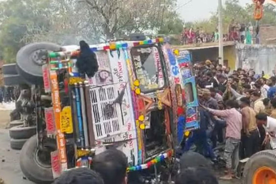 2 friends die as overloaded truck overturns at Rajasthan Dholpur