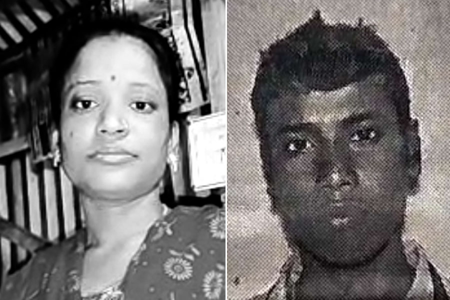 রেললাইনে স্বামী, বাঁচাতে ছুটলেন স্ত্রী, দম্পতিকে পিষল ট্রেন