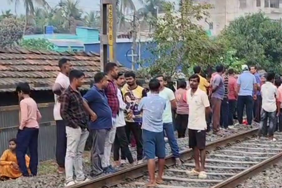 Couple died run over by train at Harbra while wife tried to save husband