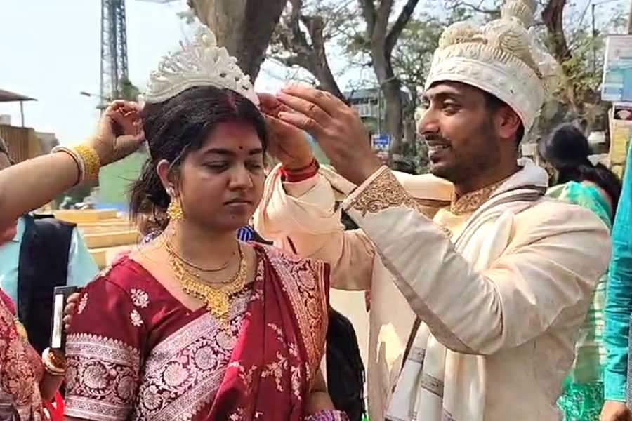প্রেমের টানে কাঁটাতার পেরিয়ে ওপারের কনে এপারে