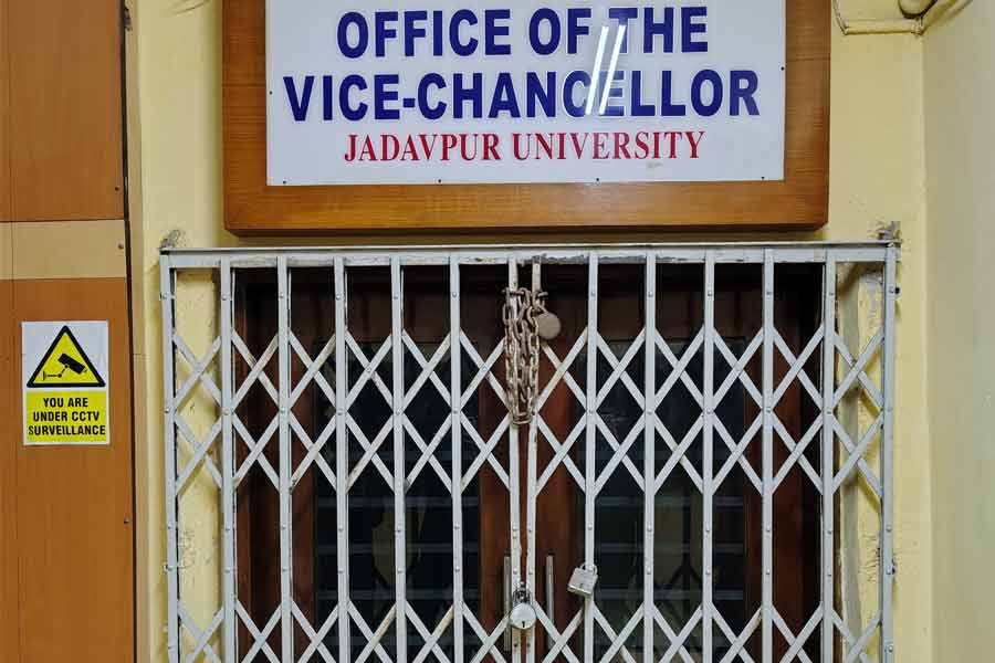 Vice Chancellor's room locked in Jadavpur University