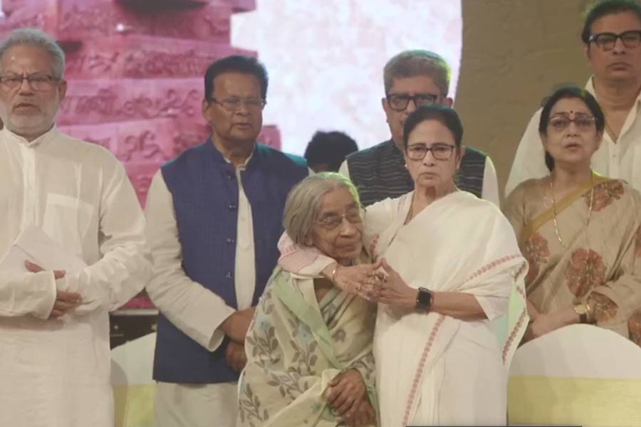 CM Mamata Banerjee remembers Protul Mukherjee during international mother language day
