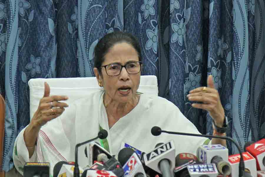 Mamata Banerjee slams Modi govt over cooking gas price hike