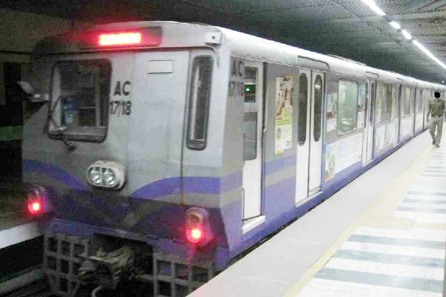 Metro Passengers beat man with shoes in Kudghat Station