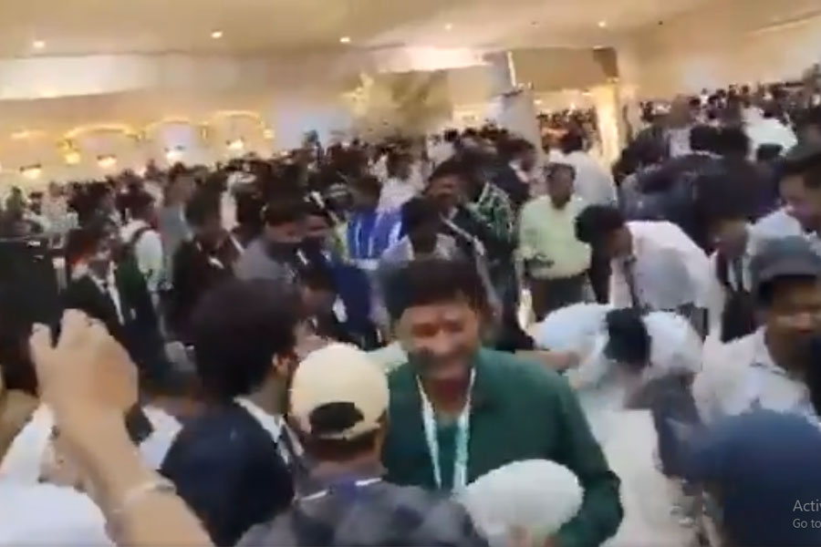 Chaos at Investors Summit in Bhopal for puri and sabzi