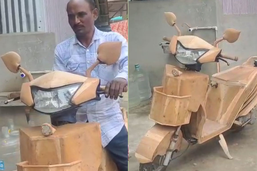 A man of nadia's Chakdaha made a scooty out of wood