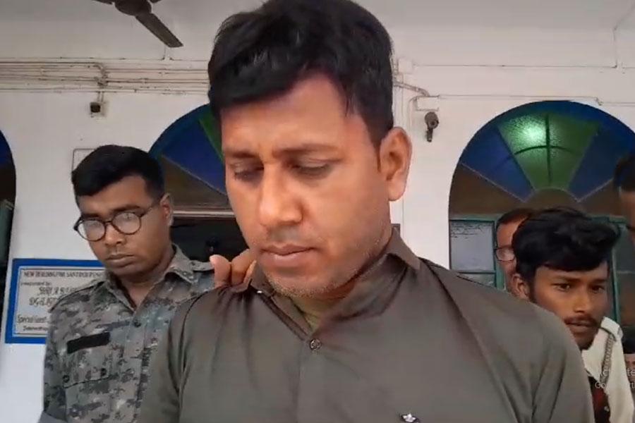 Fraud in name of giving job, fake police arrested in Santipur