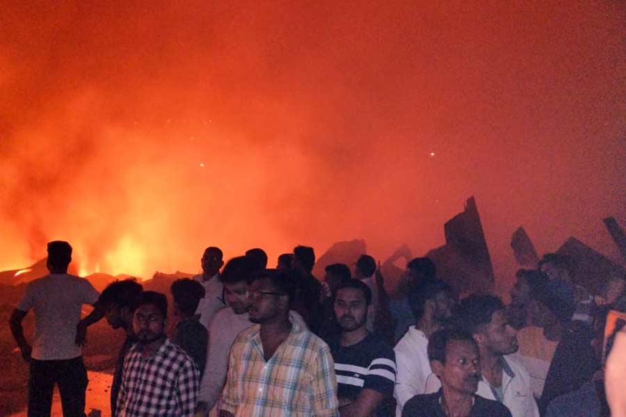A man dies in Narkeldanga fire
