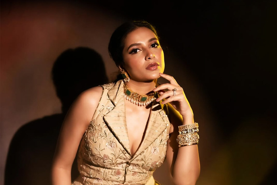 Hoichoi Golper Parbon 2025: Subhashree Ganguly in Aditi Roy's series