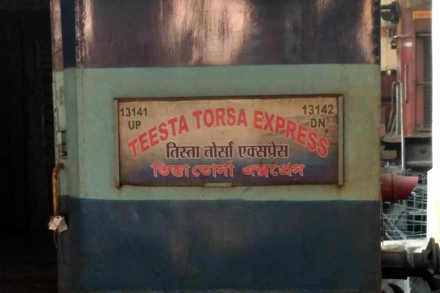 Smoke in Teesta Torsa Express causes panic among passengers