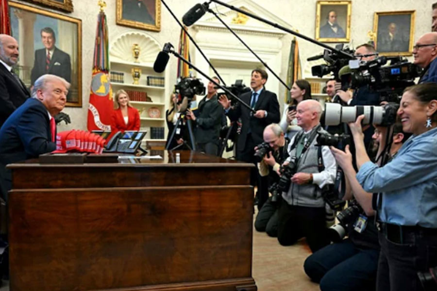 White House attacks 'free press', will pick media who can cover Trump