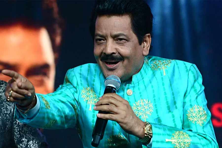 Udit Narayan faces criticism for kissing female fans on lips