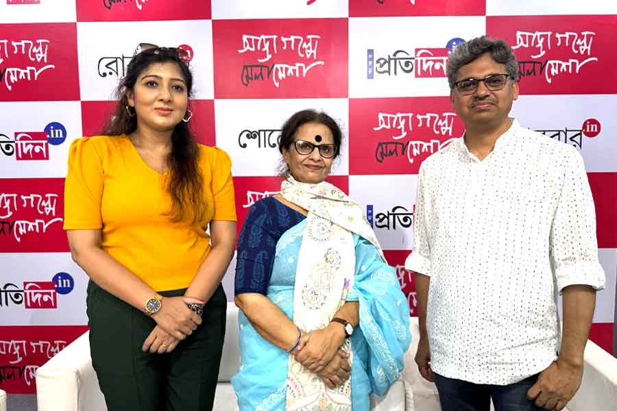 বইমেলায় ‘সংবাদ প্রতিদিনে’র স্টলে বাংলা গল্পের খুঁটিনাটি আলোচনায় সাহিত্যিকরা