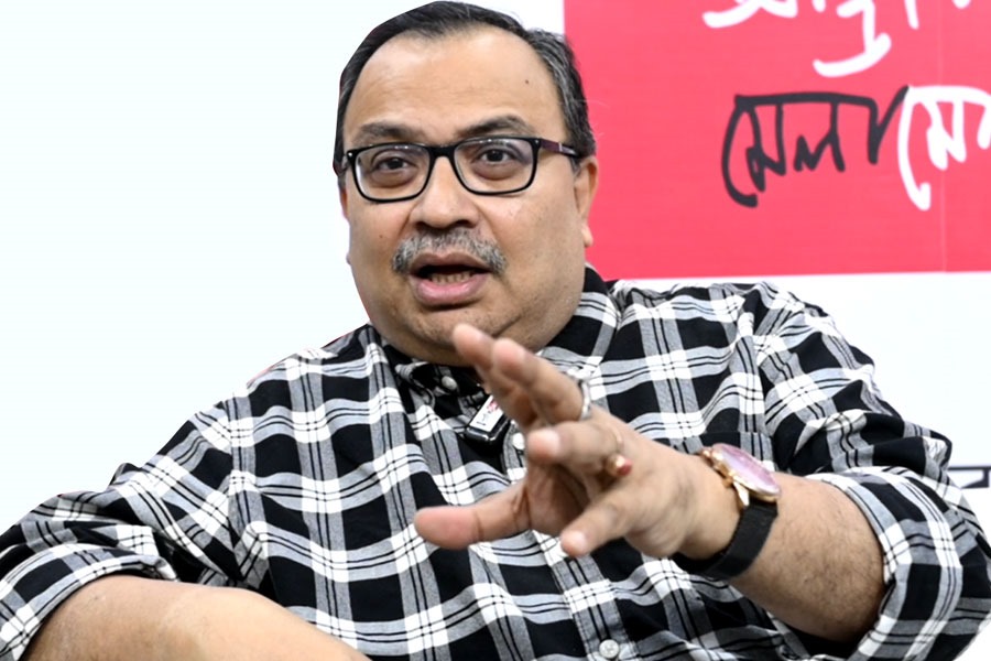 ‘সংবাদ প্রতিদিন’-এর স্টলে ভিন্ন মেজাজে কুণাল ঘোষ