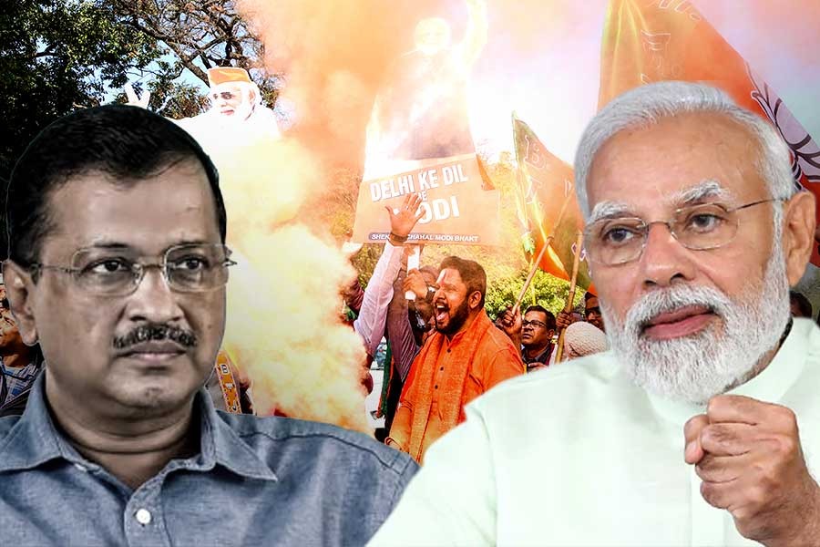 দিল্লিতে ফুটল পদ্ম, গেরুয়া ঝড়ে ব্যাকফুটে কেজরিওয়ালের ঝাড়ু