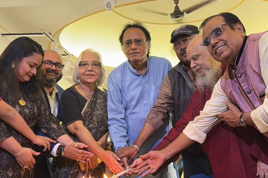 ‘সেনকো’র ছবি প্রদর্শনী, তিলোত্তমার গ্যালারি গোল্ডে বসল চাঁদের হাট