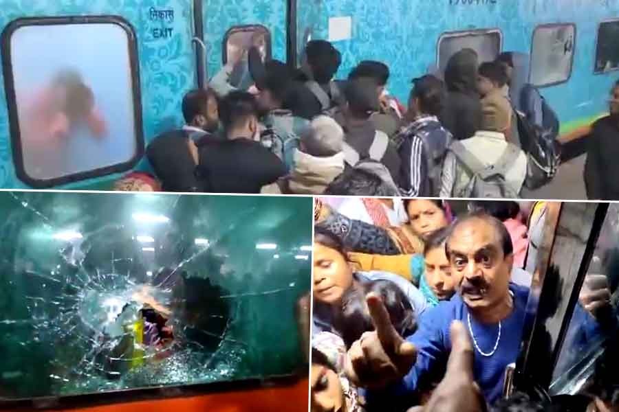 কুম্ভের পথে চরম বিশৃঙ্খলা এসি কামরায় ভাঙচুর, ক্ষোভ পুণ্যার্থীদের