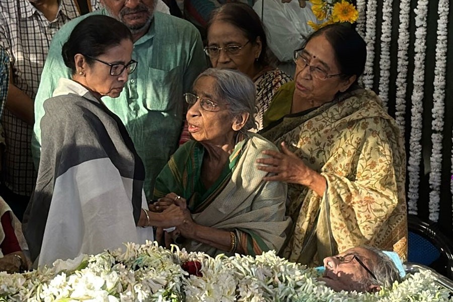 গান স্যালুটে ‘দৃপ্ত স্লোগান, তৃপ্ত শেষ চুমুক’, প্রতুল-প্রয়াণে আবেগাপ্লুত মমতা