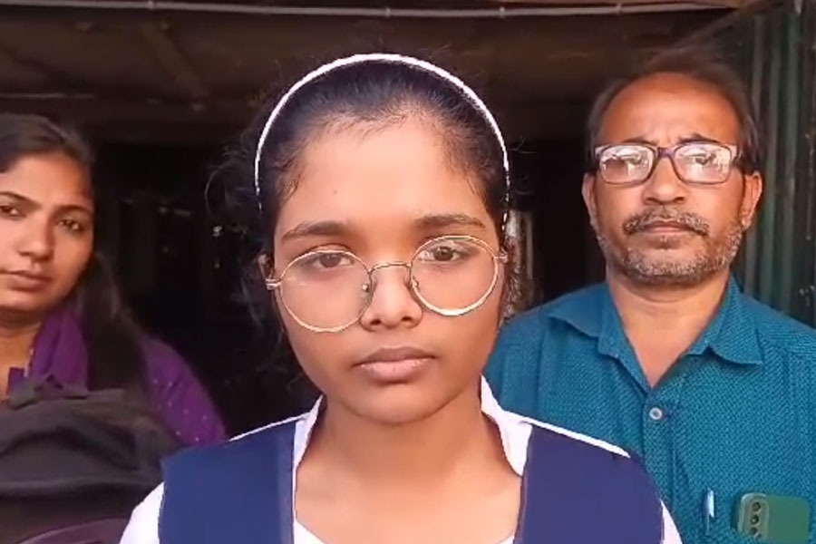 আগের রাতে বাবার মৃত্যু, বুকে পাথর রেখে মাধ্যমিক দিতে গেলেন মুসকান